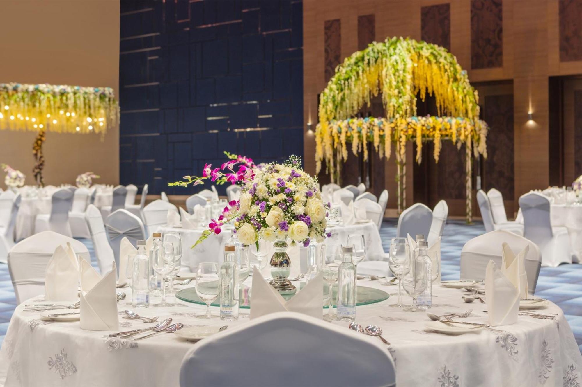 Sheraton Grand Bengaluru Whitefield Hotel & Convention Center Exterior foto